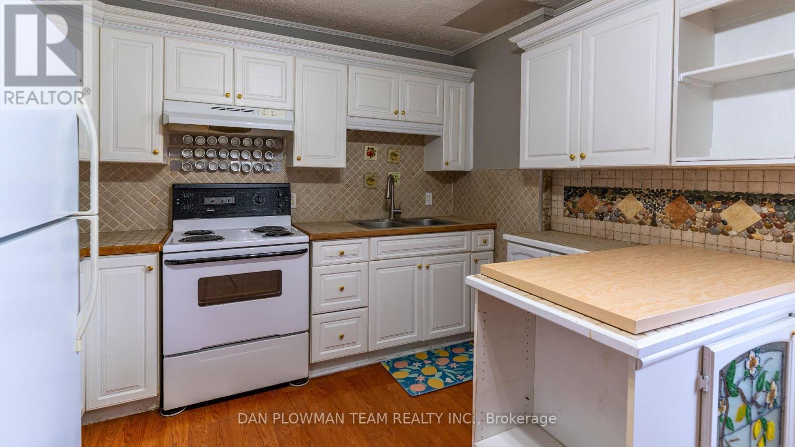 62 Park Road S, Oshawa, ON - Indoor Photo Showing Kitchen With Double Sink