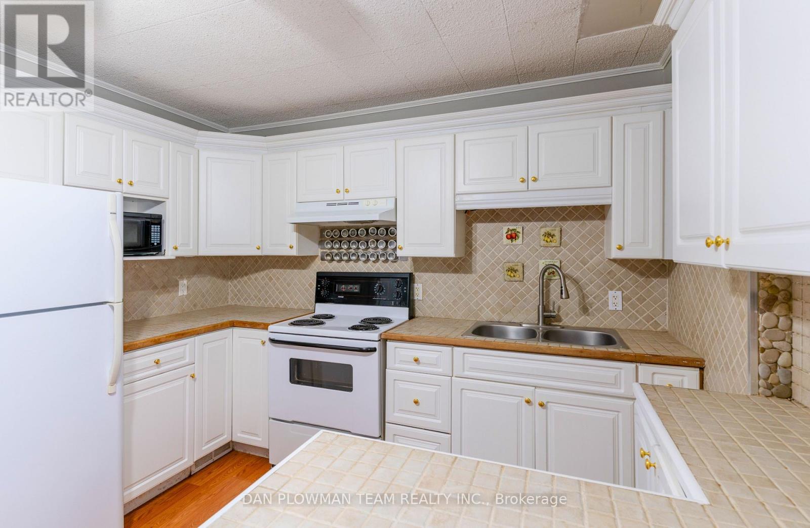 62 Park Road S, Oshawa, ON - Indoor Photo Showing Kitchen With Double Sink