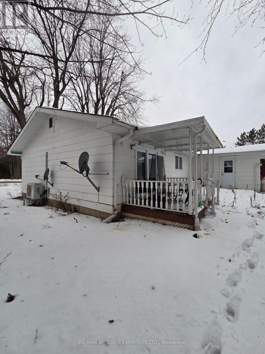 Side view showing heat/ac pump unit installed 2023 - 3233 Richmond Drive, Cornwall, ON - Outdoor