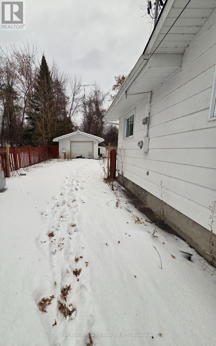Long driveway parking for 6-8 cars - 3233 Richmond Drive, Cornwall, ON - Outdoor With Exterior