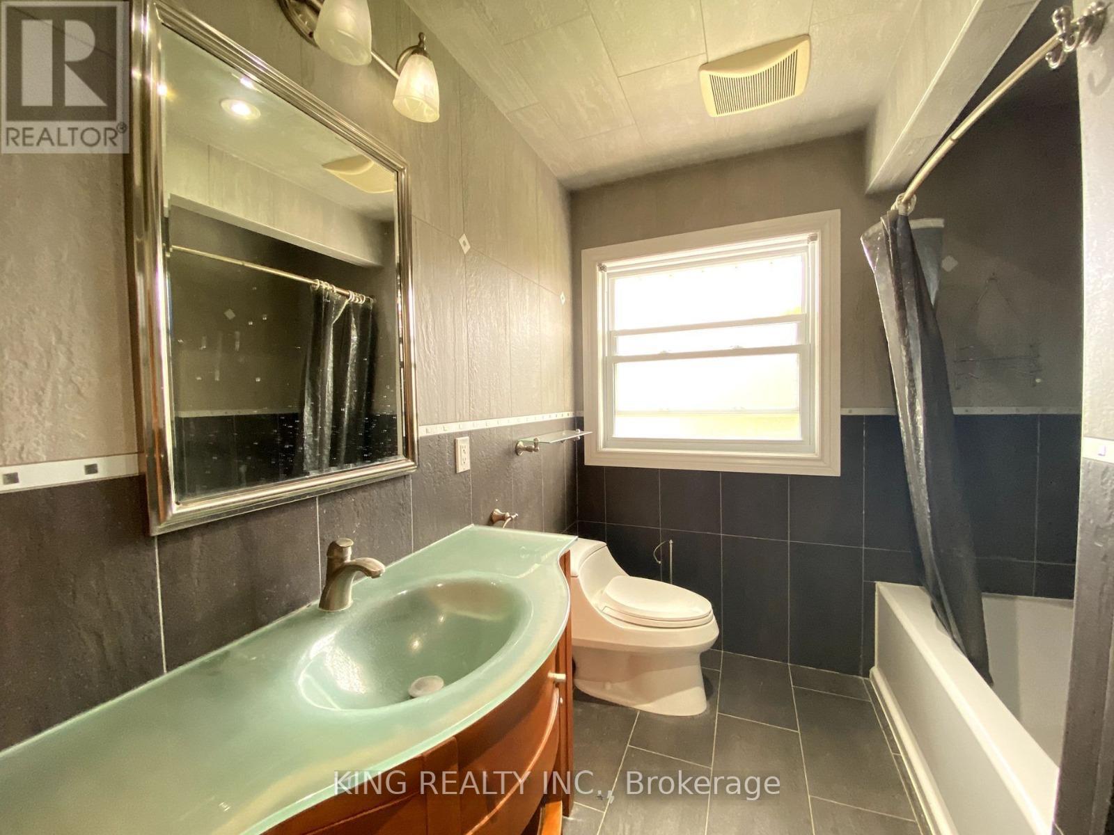 16605 Jane Street, King, ON - Indoor Photo Showing Bathroom