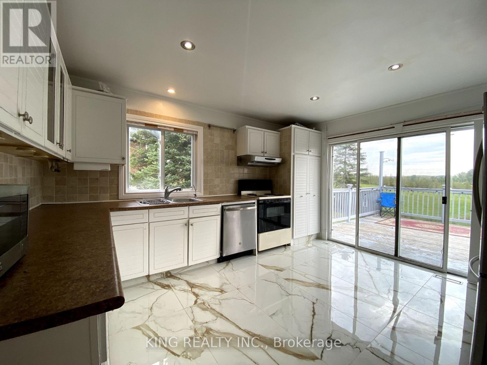 16605 Jane Street, King, ON - Indoor Photo Showing Kitchen With Double Sink