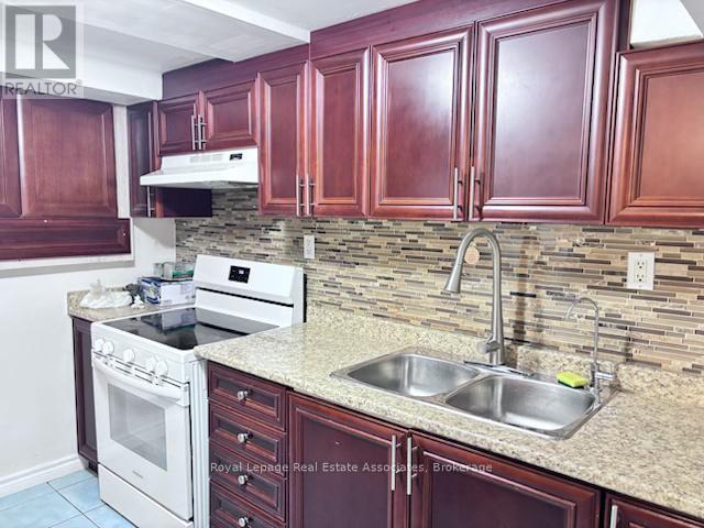 130 Kingswood Drive, Brampton, ON - Indoor Photo Showing Kitchen With Double Sink