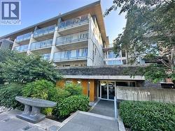 414 221 E 3RD STREET North Vancouver, BC V7L 0C1