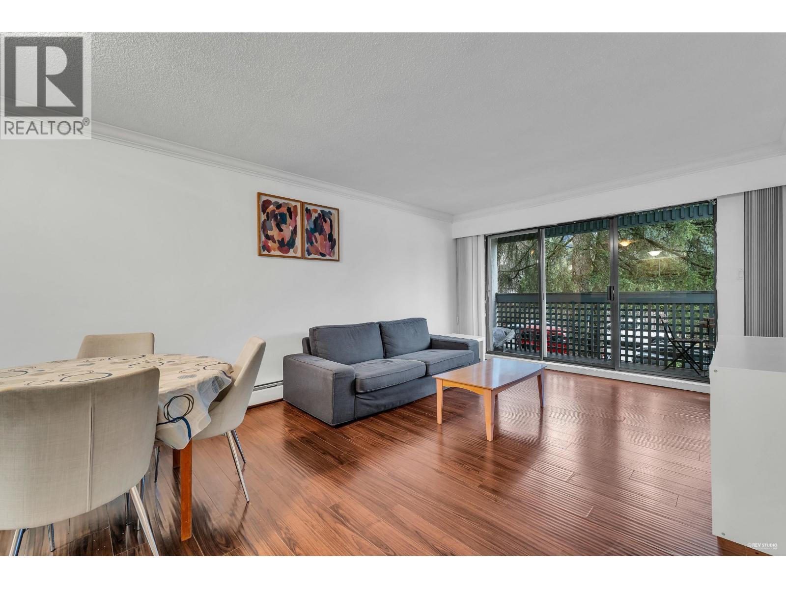 308 601 North Road, Coquitlam, BC - Indoor Photo Showing Living Room