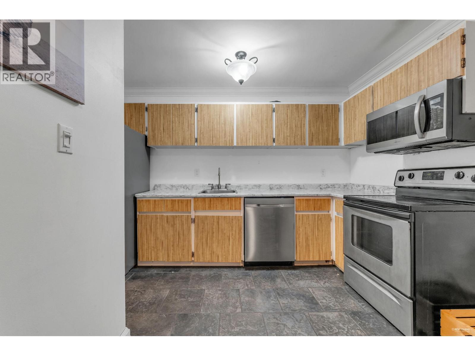 308 601 North Road, Coquitlam, BC - Indoor Photo Showing Kitchen
