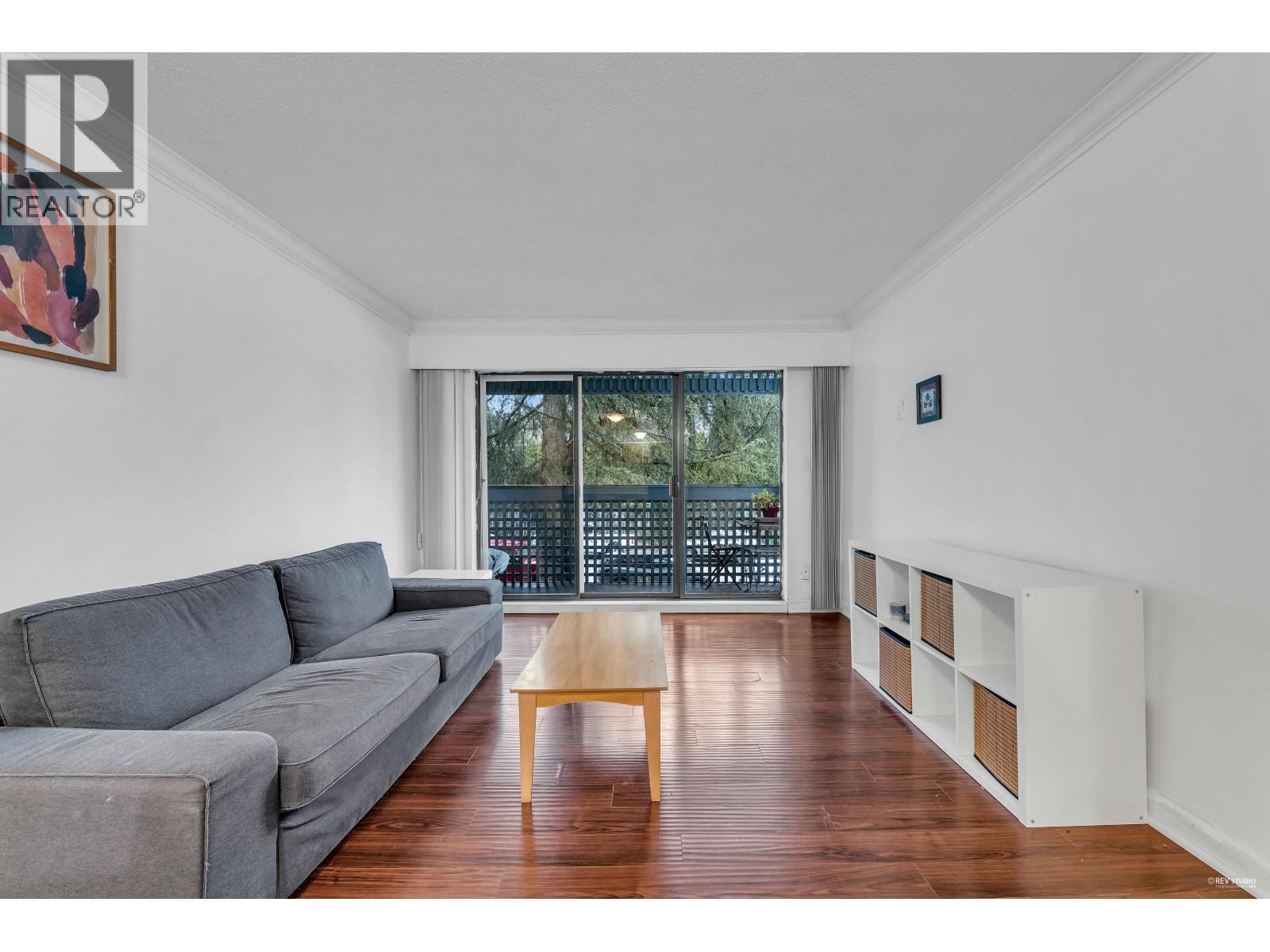 308 601 North Road, Coquitlam, BC - Indoor Photo Showing Living Room