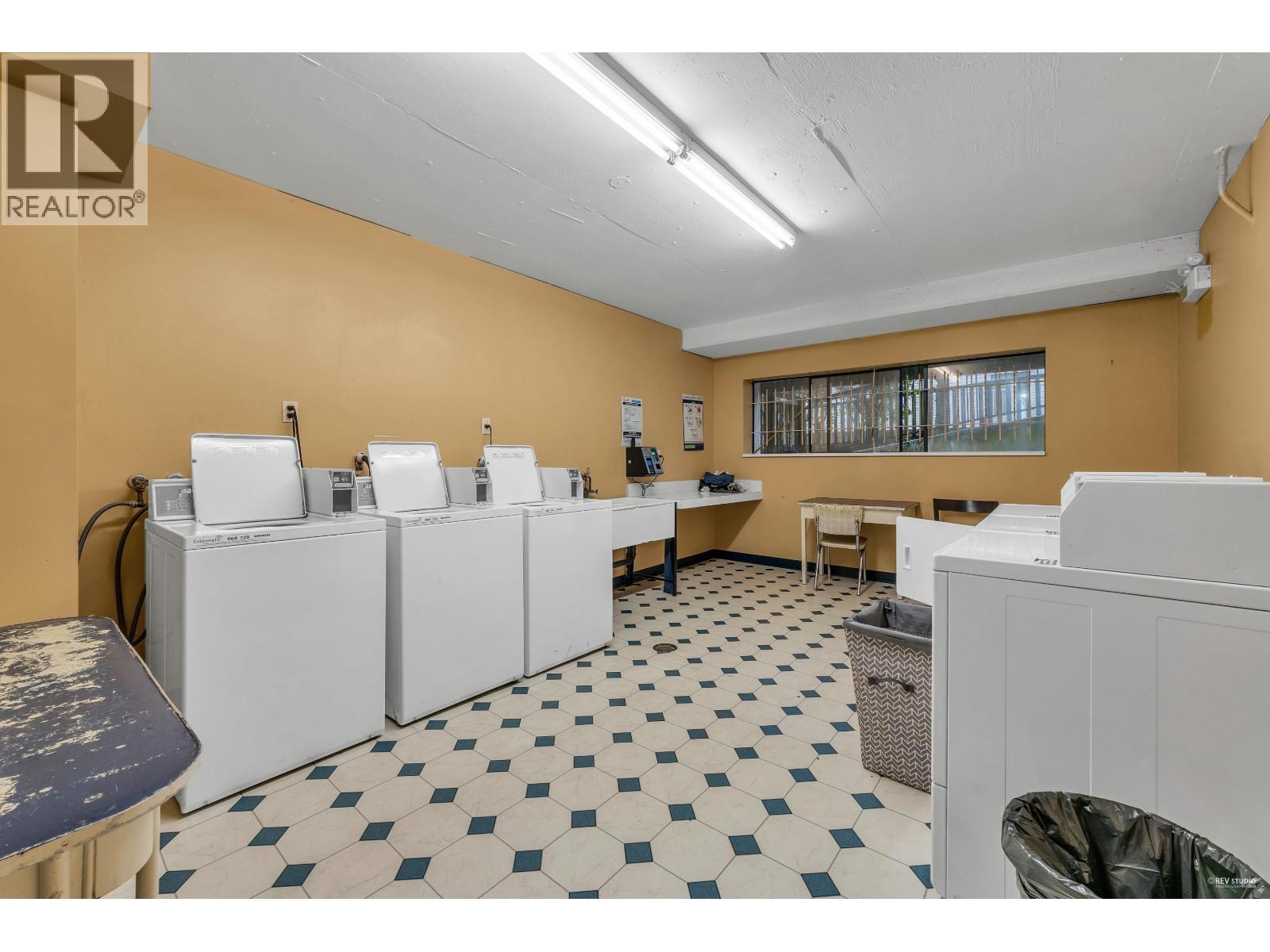308 601 North Road, Coquitlam, BC - Indoor Photo Showing Laundry Room