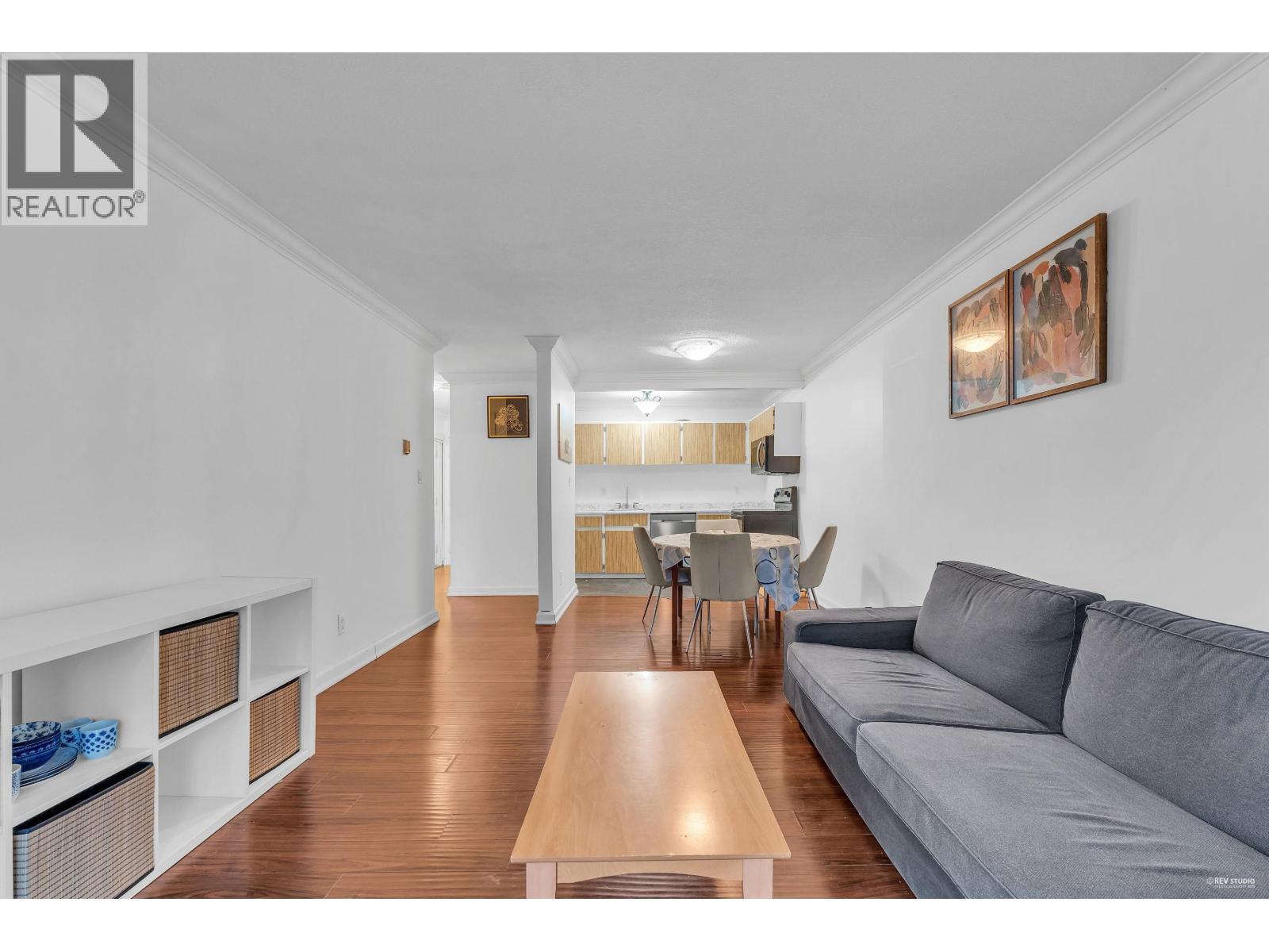 308 601 North Road, Coquitlam, BC - Indoor Photo Showing Living Room