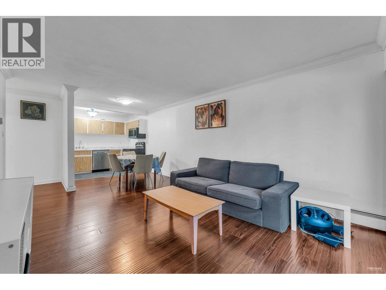 308 601 North Road, Coquitlam, BC - Indoor Photo Showing Living Room