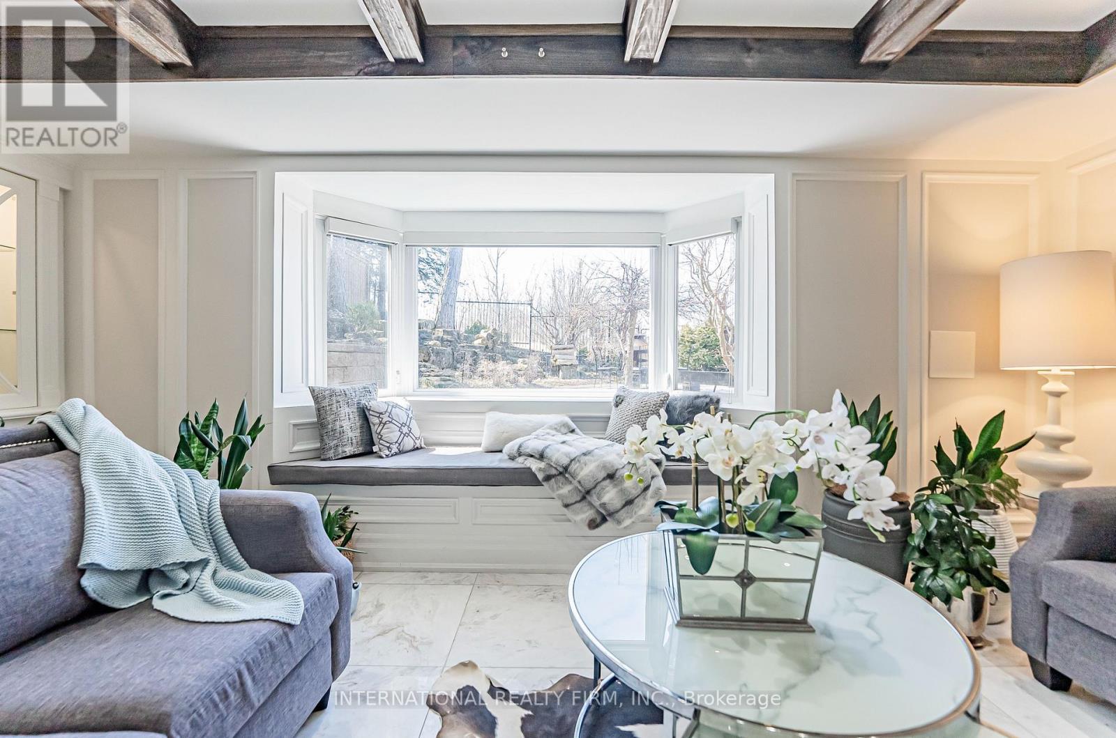 6 Penwood Crescent, Toronto, ON - Indoor Photo Showing Living Room