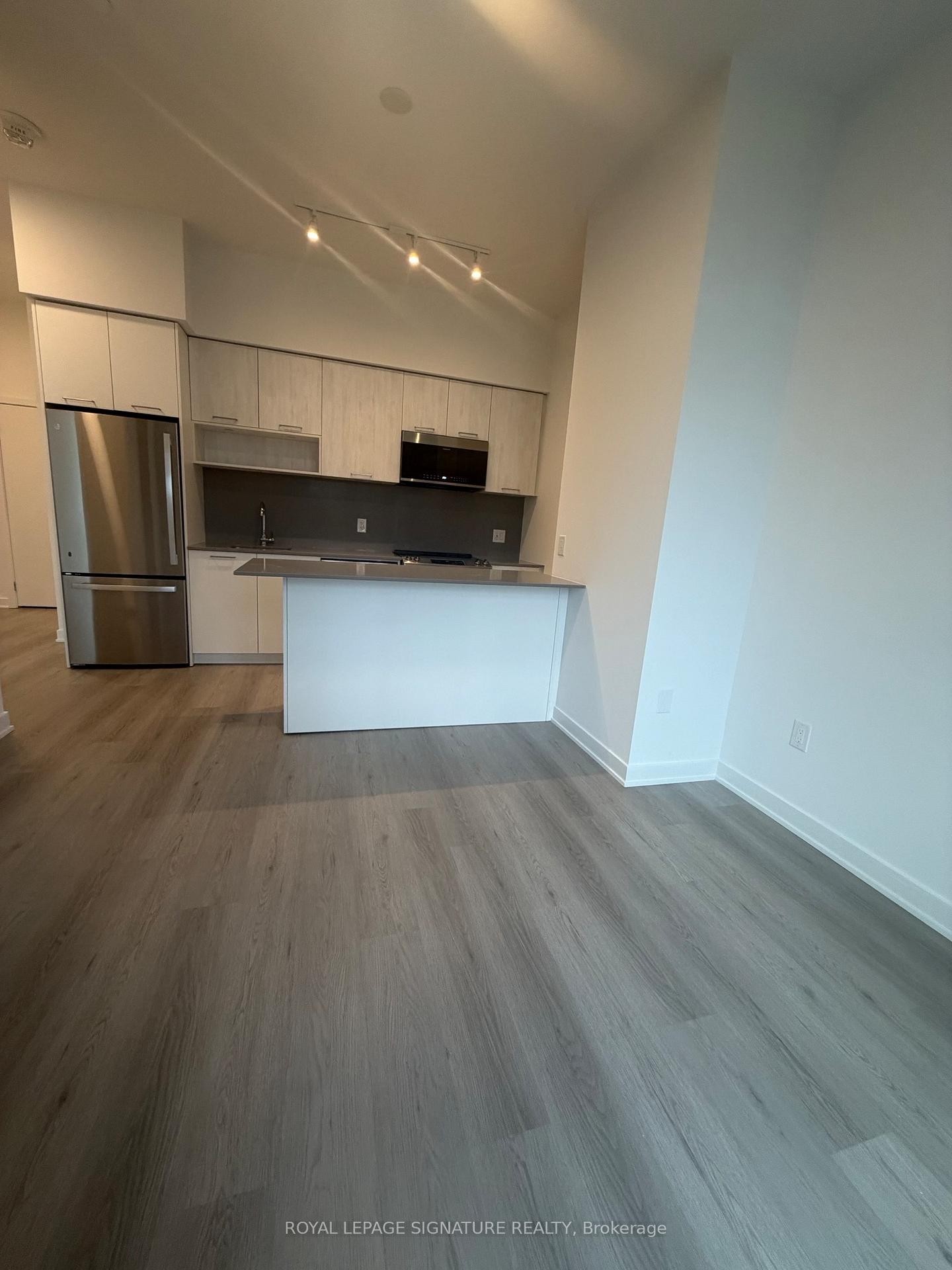 101-40 Lagerfeld Drive, Brampton, ON - Indoor Photo Showing Kitchen