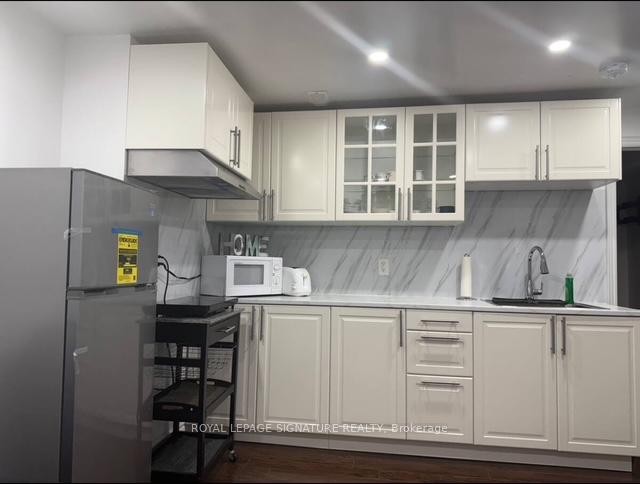 Bsmt 1-10 Sanford Crescent, Brampton, ON - Indoor Photo Showing Kitchen
