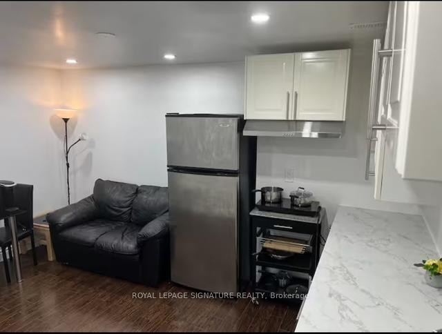 Bsmt 1-10 Sanford Crescent, Brampton, ON - Indoor Photo Showing Kitchen