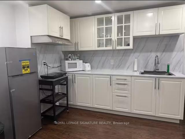 Bsmt 1-10 Sanford Crescent, Brampton, ON - Indoor Photo Showing Kitchen
