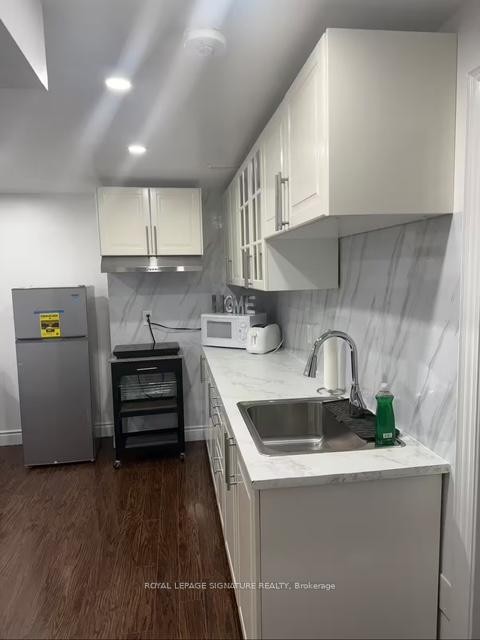 Bsmt 1-10 Sanford Crescent, Brampton, ON - Indoor Photo Showing Kitchen