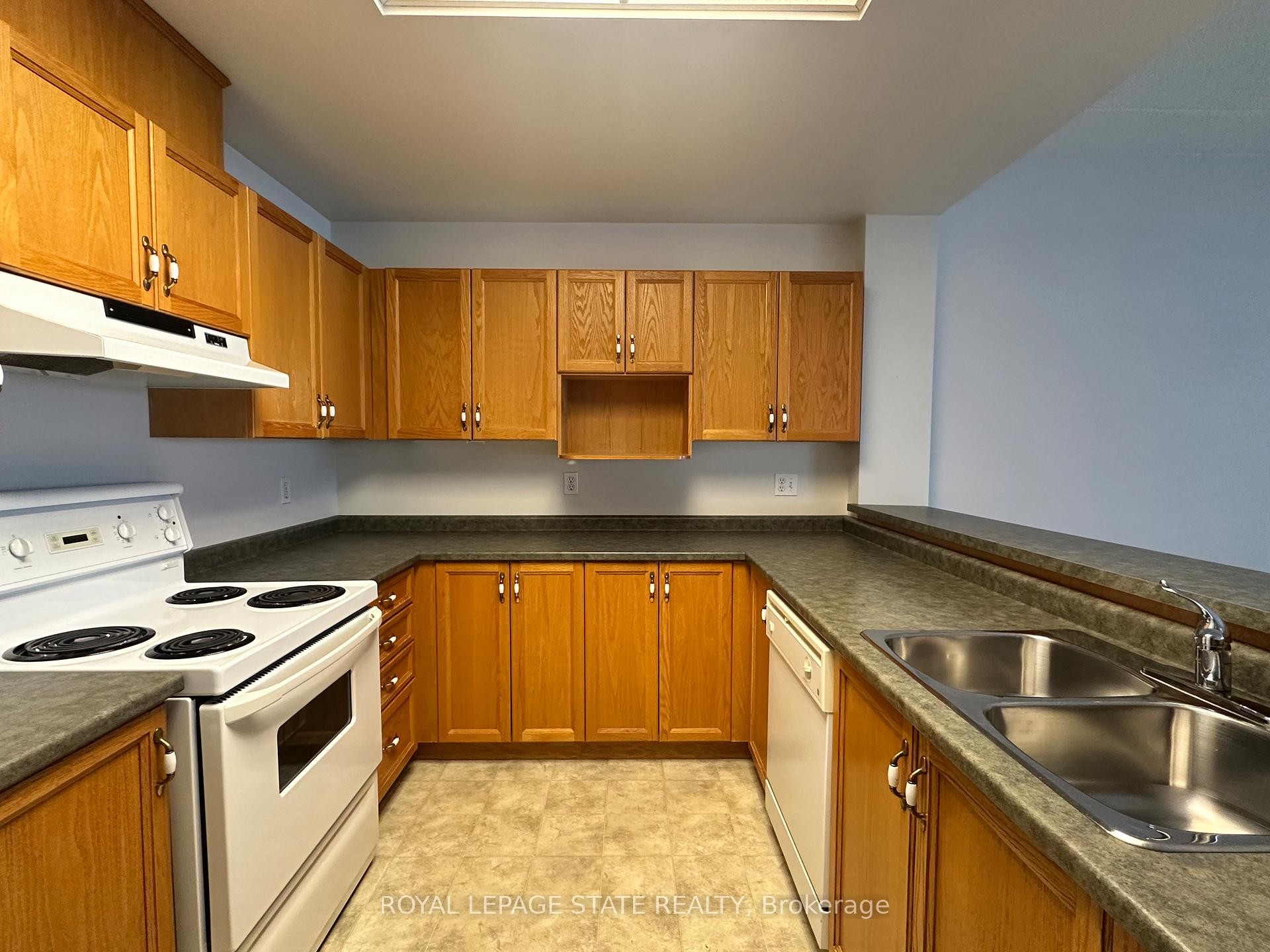 309-210 Main Street E, Haldimand, ON - Indoor Photo Showing Kitchen With Double Sink
