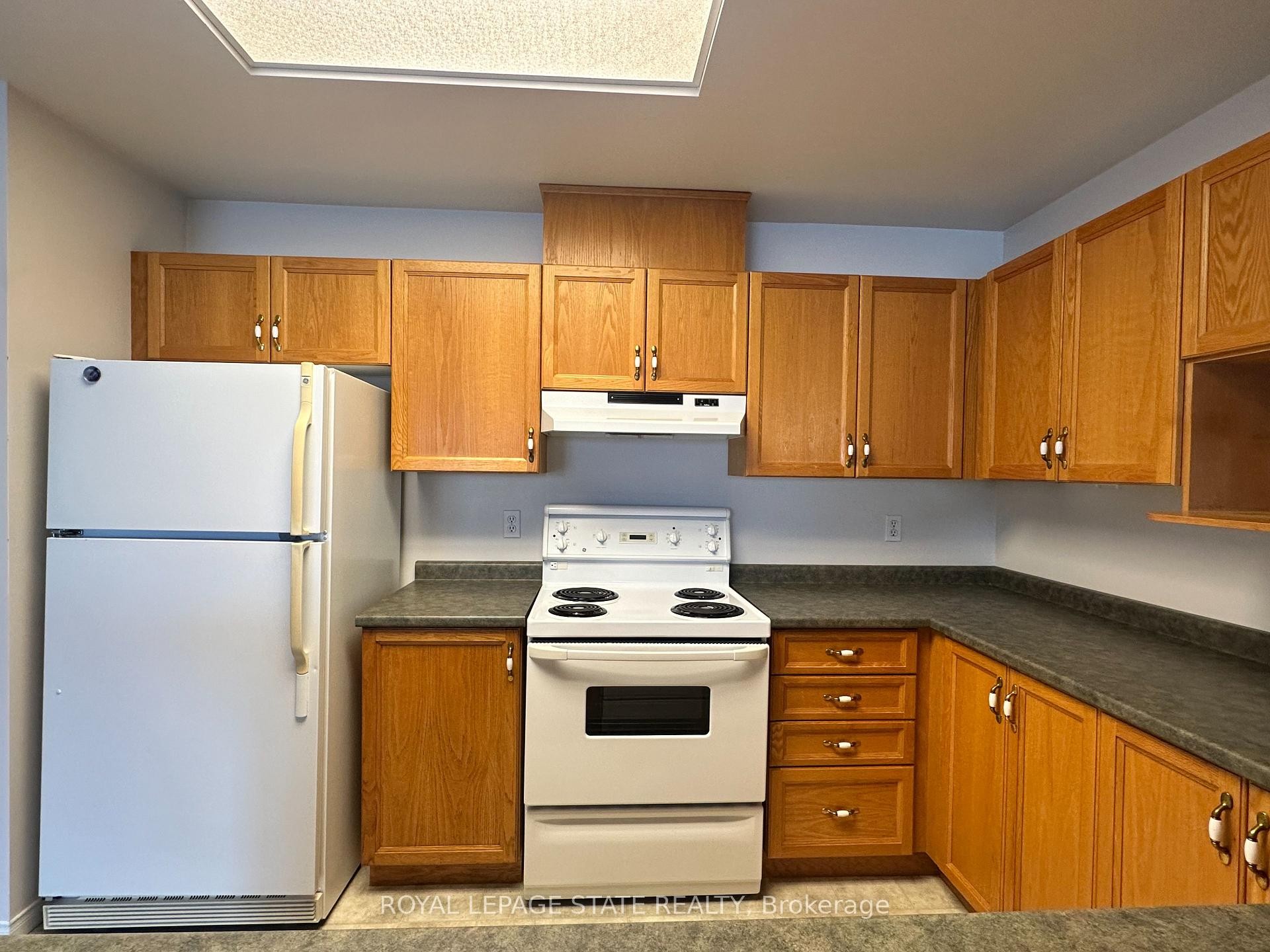 309-210 Main Street E, Haldimand, ON - Indoor Photo Showing Kitchen