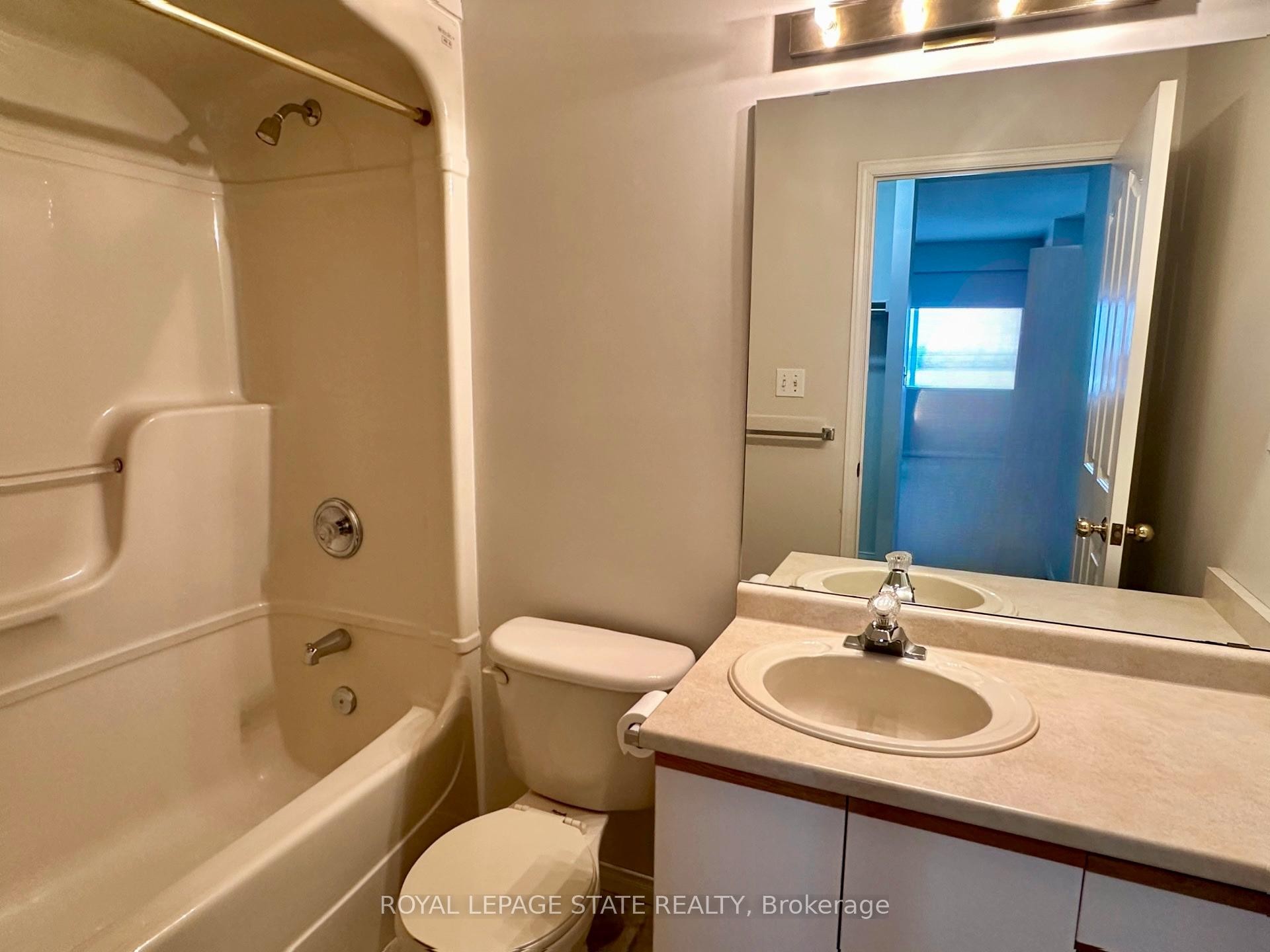 309-210 Main Street E, Haldimand, ON - Indoor Photo Showing Bathroom