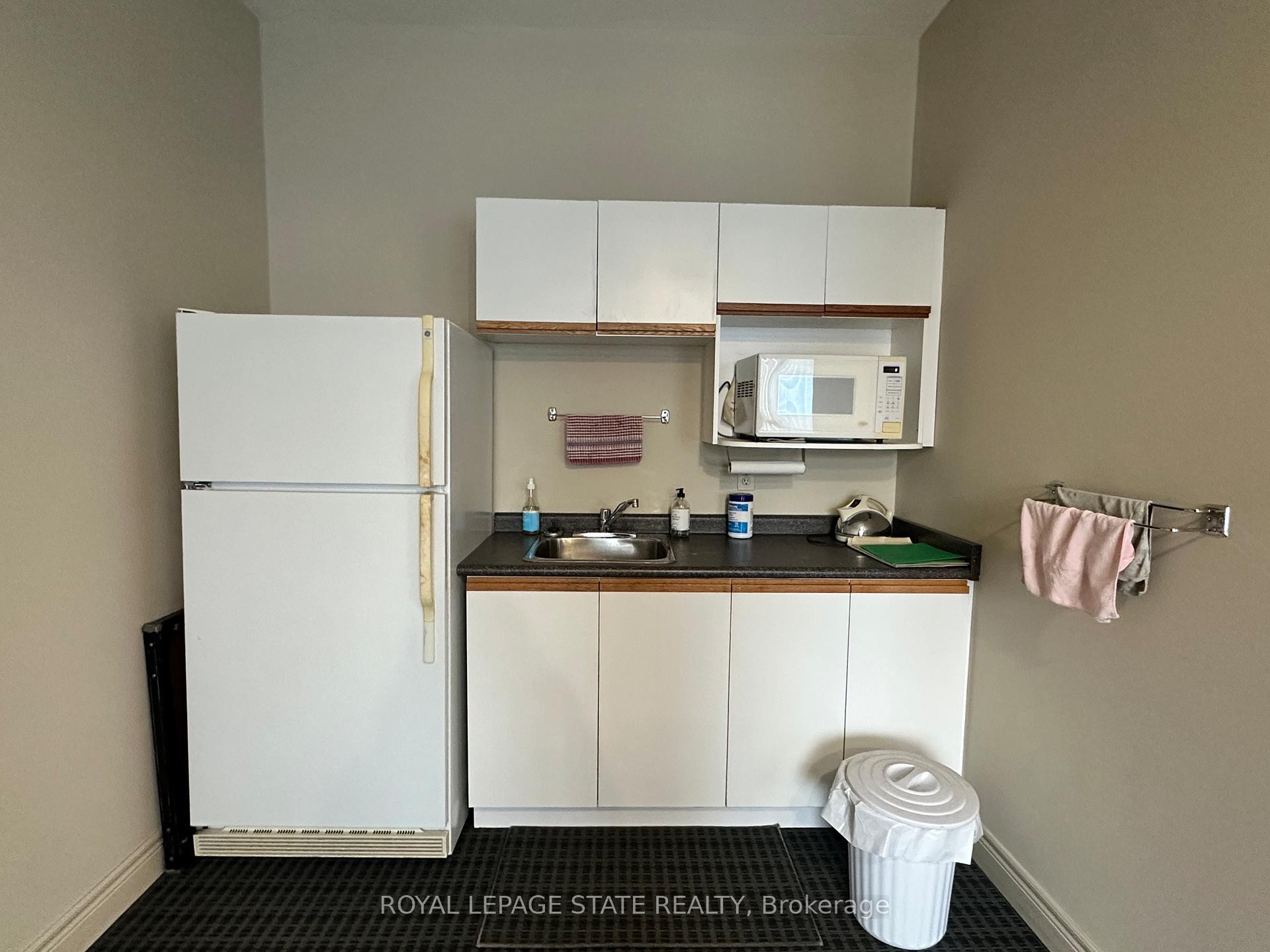 309-210 Main Street E, Haldimand, ON - Indoor Photo Showing Kitchen