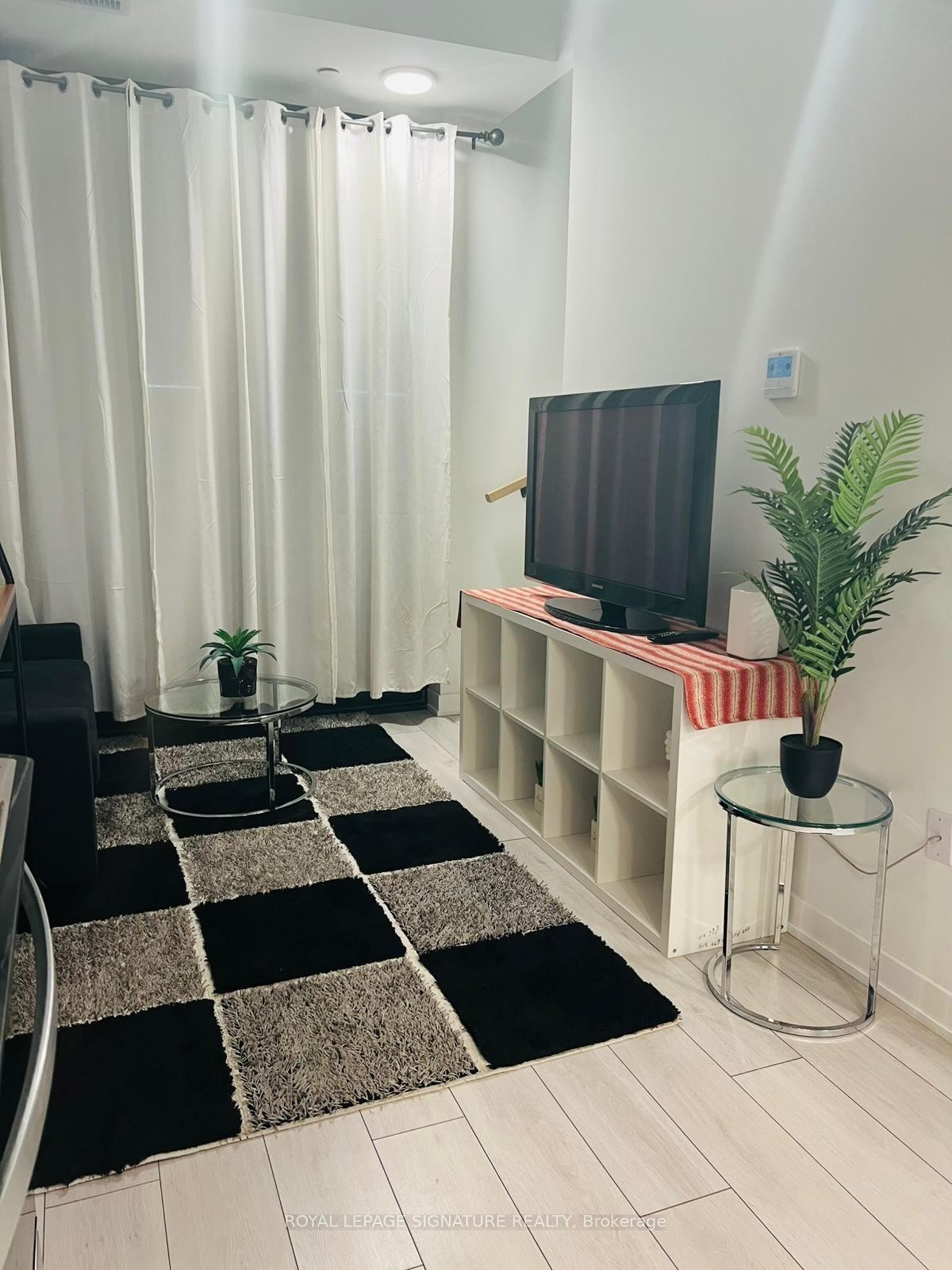 188 F-1608 Charles Street W, Whitby, ON - Indoor