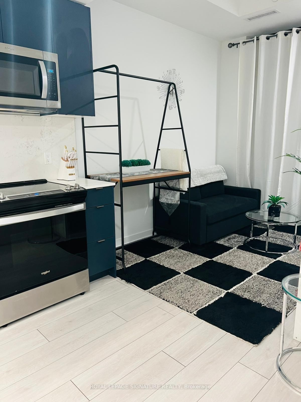 188 F-1608 Charles Street W, Whitby, ON - Indoor