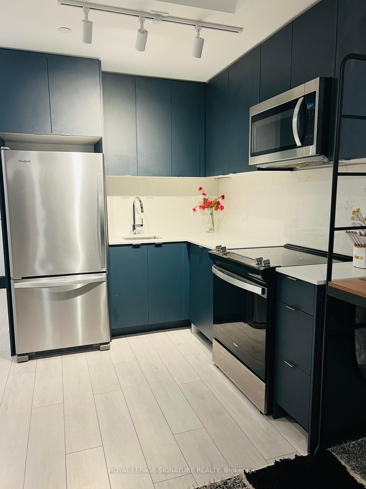 188 F-1608 Charles Street W, Whitby, ON - Indoor Photo Showing Kitchen With Upgraded Kitchen