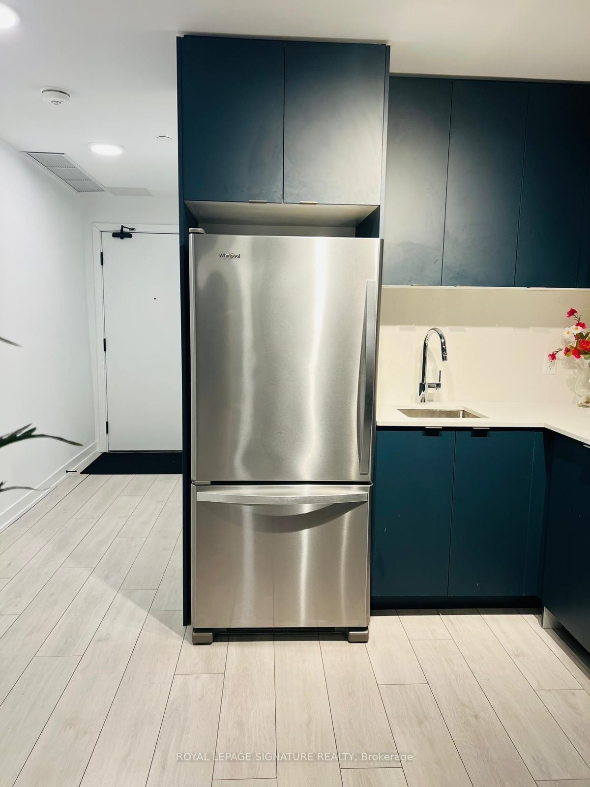 188 F-1608 Charles Street W, Whitby, ON - Indoor