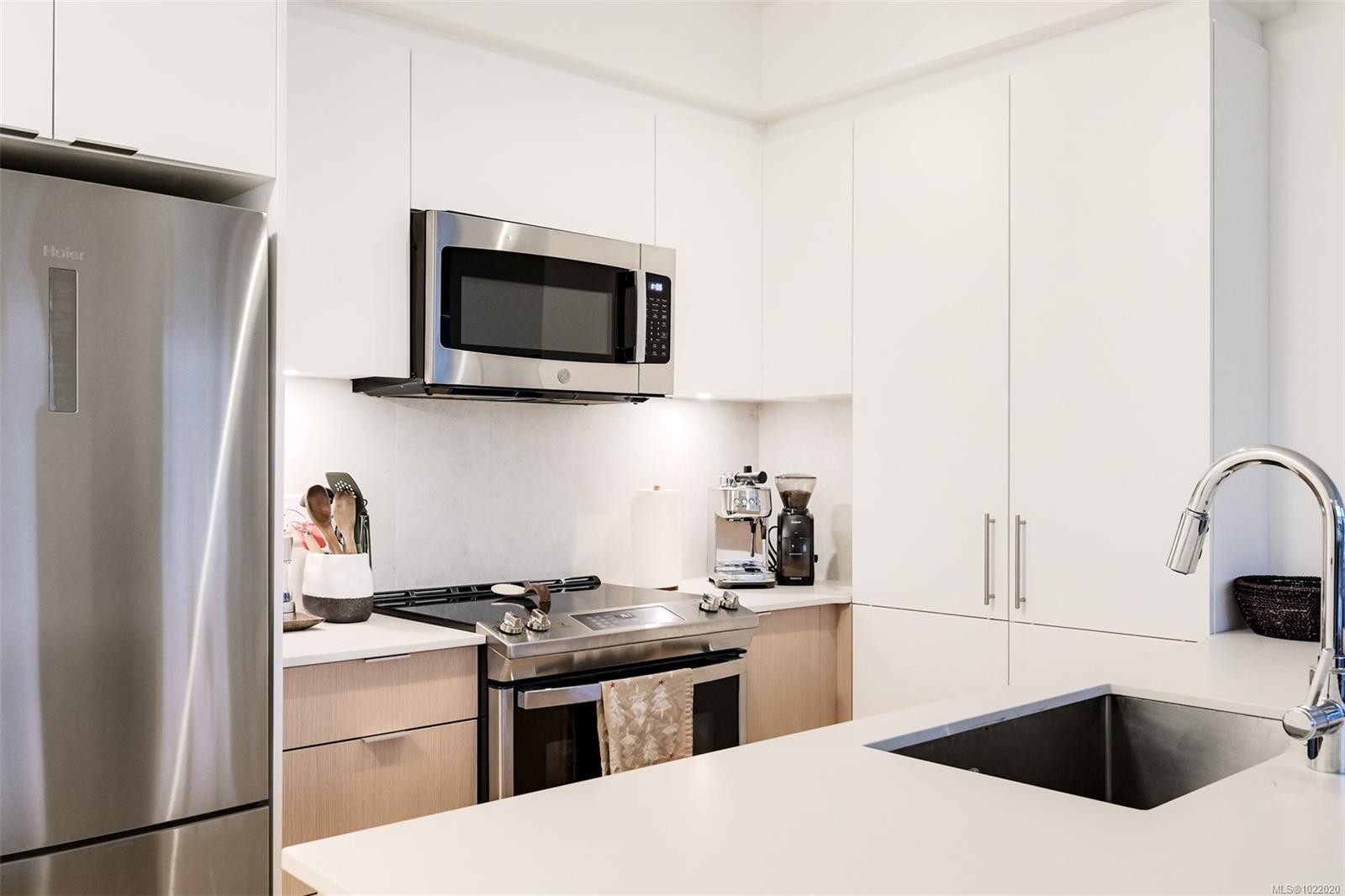 407-1115 Johnson St, Victoria, BC - Indoor Photo Showing Kitchen