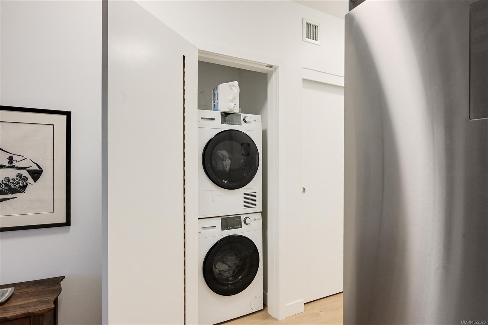 407-1115 Johnson St, Victoria, BC - Indoor Photo Showing Laundry Room