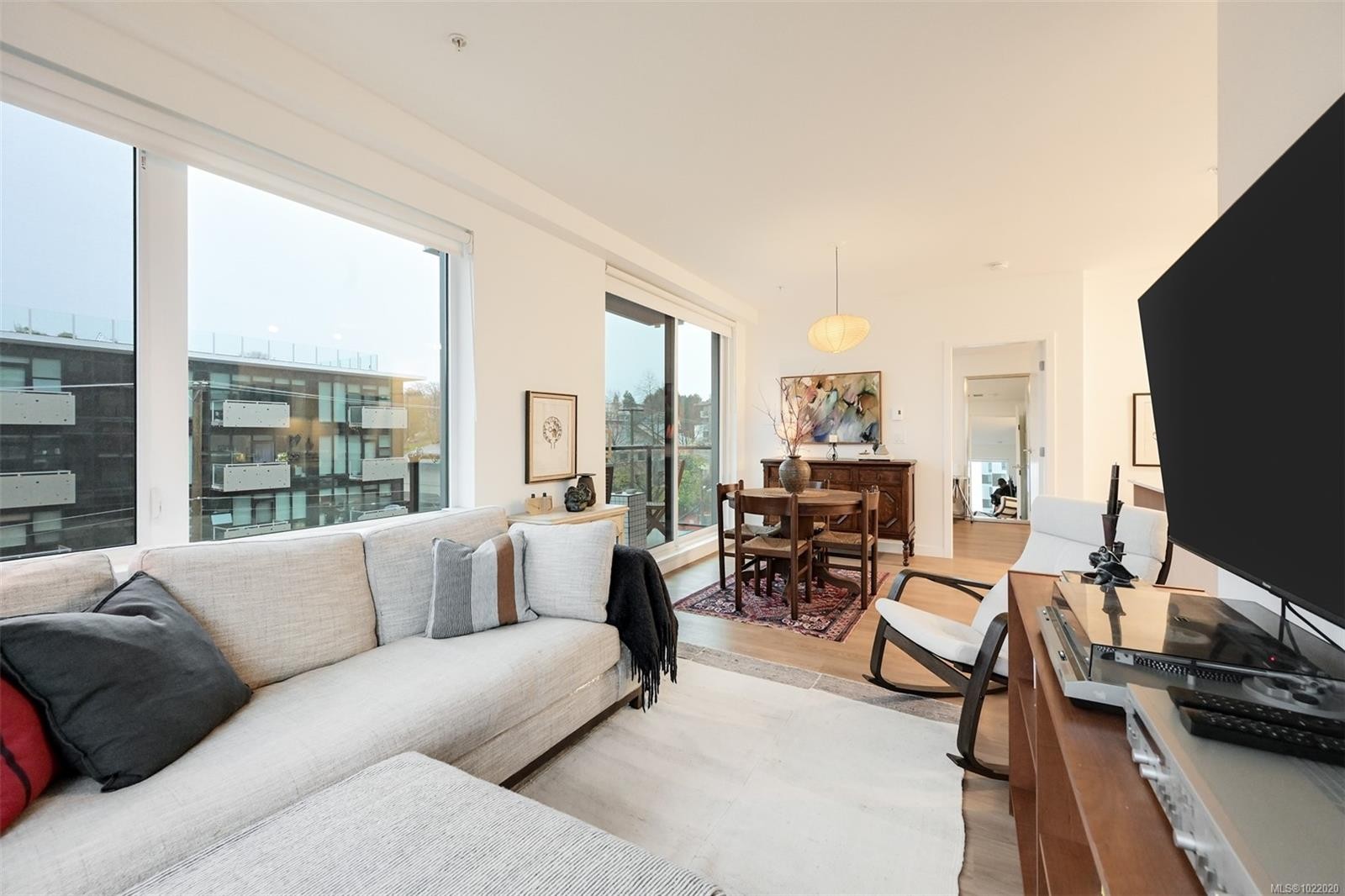407-1115 Johnson St, Victoria, BC - Indoor Photo Showing Living Room
