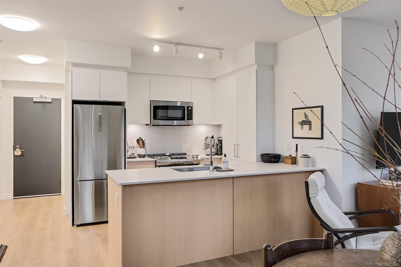 407-1115 Johnson St, Victoria, BC - Indoor Photo Showing Kitchen