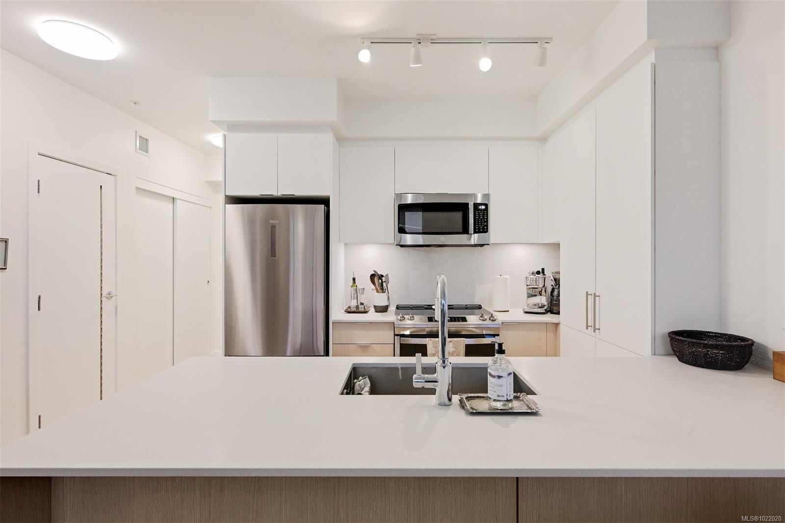 407-1115 Johnson St, Victoria, BC - Indoor Photo Showing Kitchen With Upgraded Kitchen