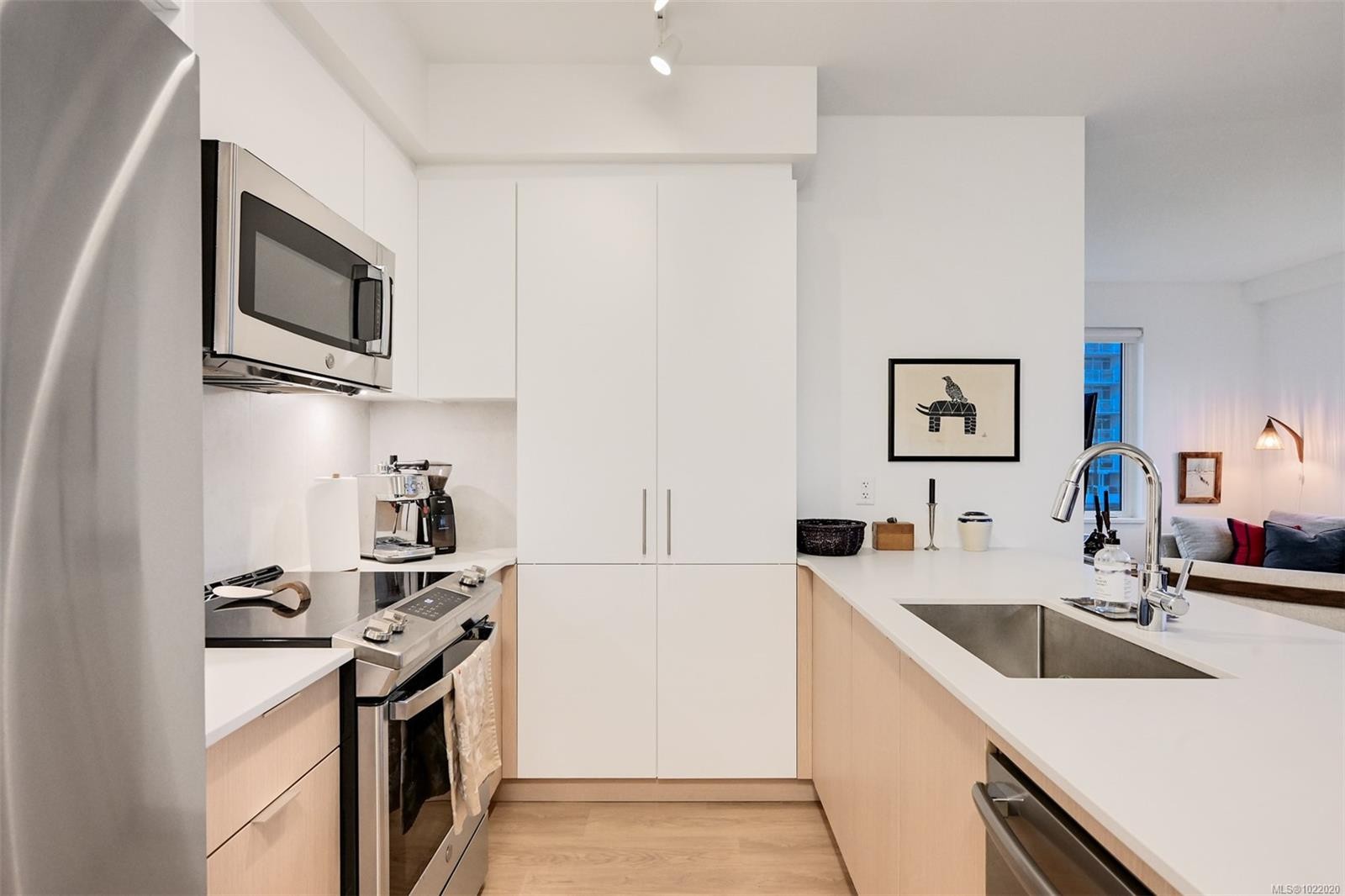 407-1115 Johnson St, Victoria, BC - Indoor Photo Showing Kitchen