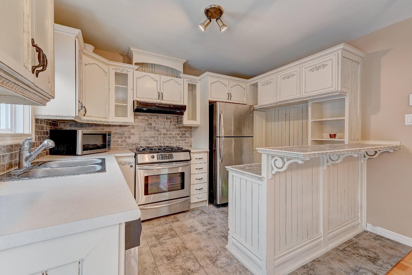 Cuisine - 176 Rue Berger, Saint-Constant, QC - Indoor Photo Showing Kitchen With Double Sink