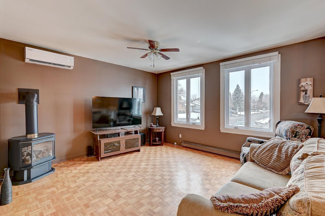 Salon - 176 Rue Berger, Saint-Constant, QC - Indoor Photo Showing Living Room With Fireplace