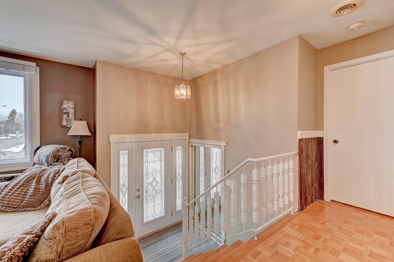 Hall d'entrée/Vestibule - 176 Rue Berger, Saint-Constant, QC - Indoor Photo Showing Other Room