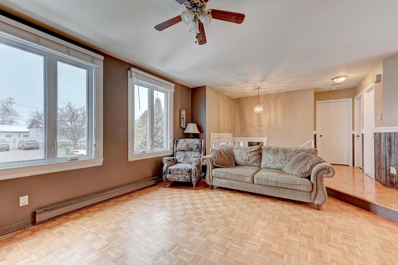Salon - 176 Rue Berger, Saint-Constant, QC - Indoor Photo Showing Living Room