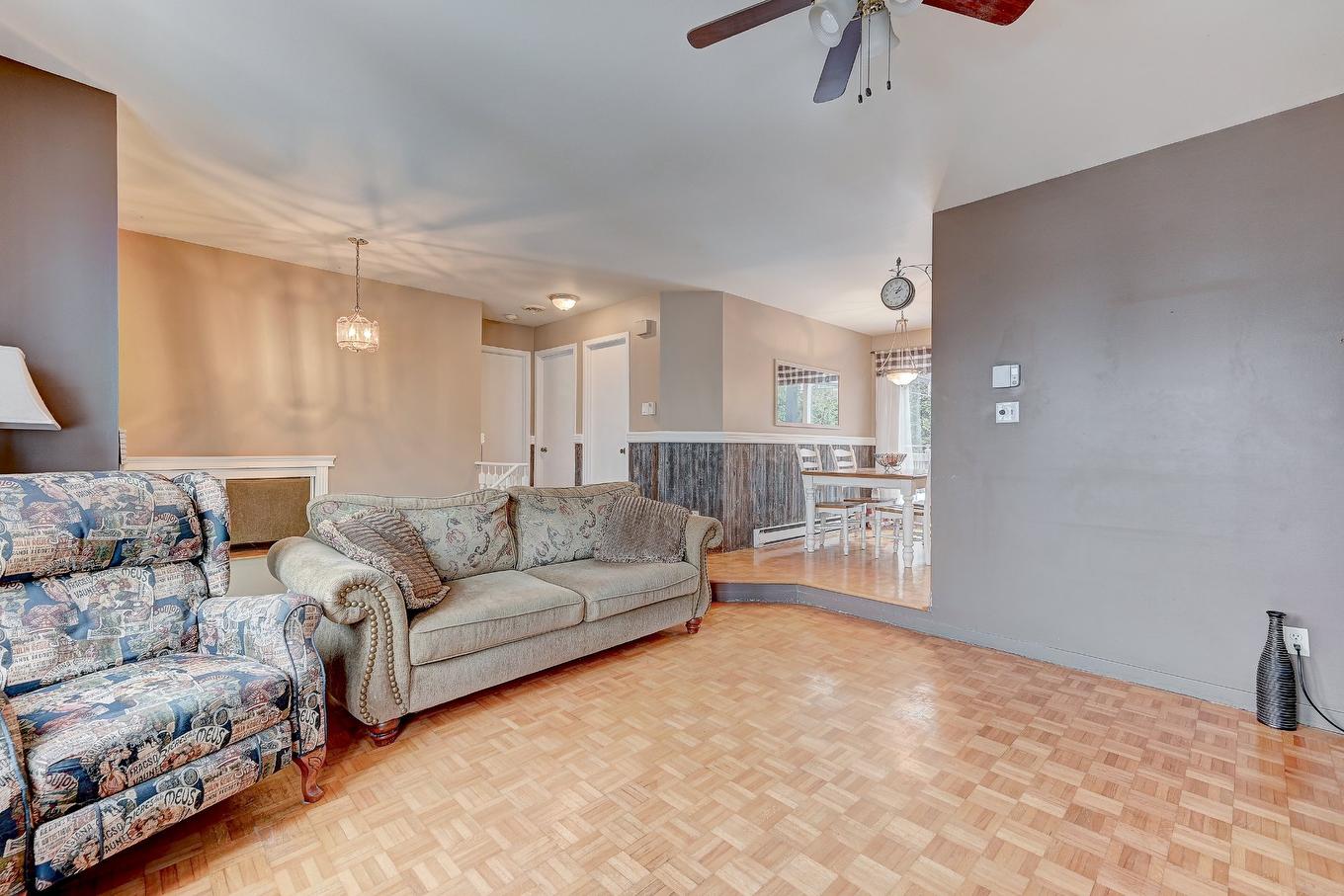 Salon - 176 Rue Berger, Saint-Constant, QC - Indoor Photo Showing Living Room