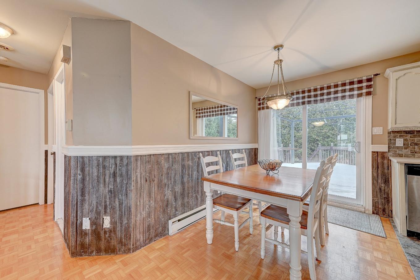 Salle à manger - 176 Rue Berger, Saint-Constant, QC - Indoor Photo Showing Dining Room With Fireplace