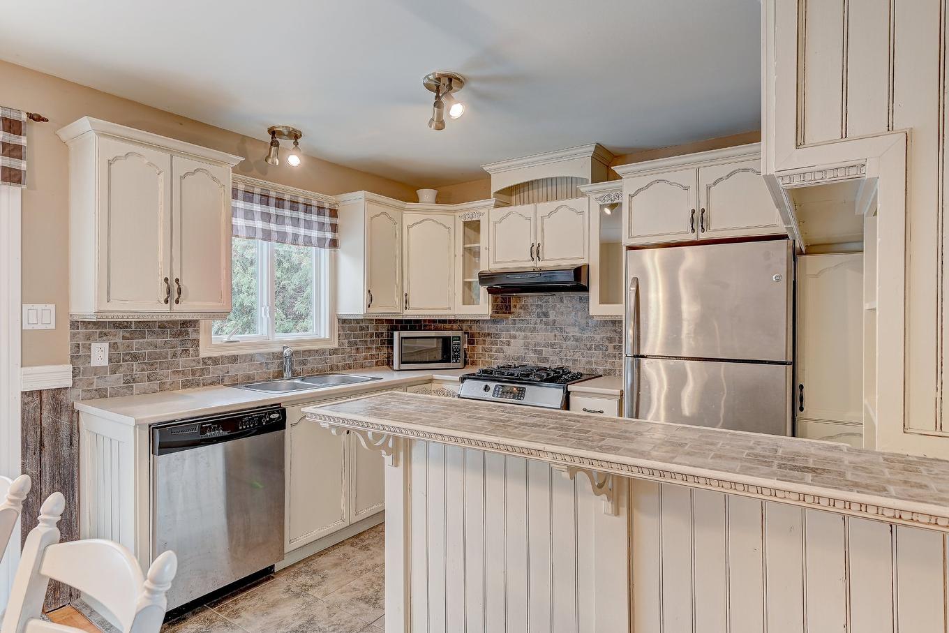 Cuisine - 176 Rue Berger, Saint-Constant, QC - Indoor Photo Showing Kitchen