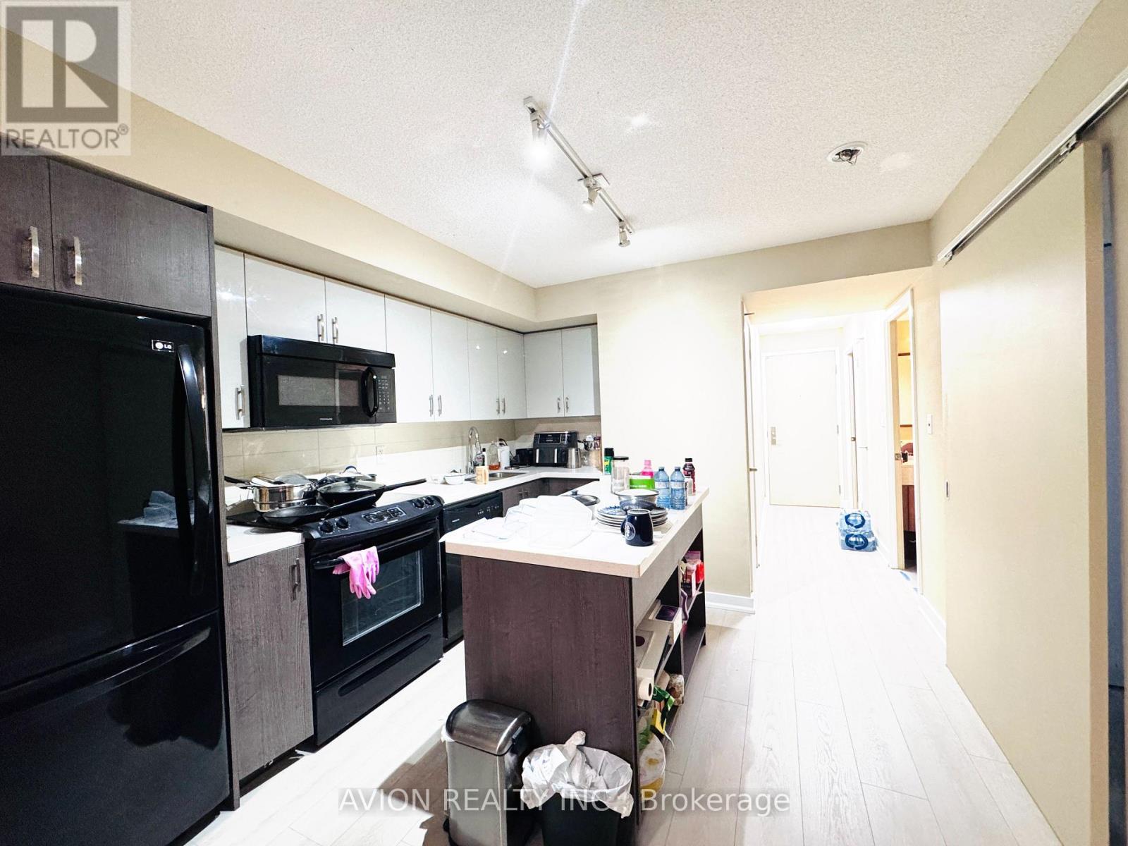 604 - 126 Simcoe Street, Toronto, ON - Indoor Photo Showing Kitchen