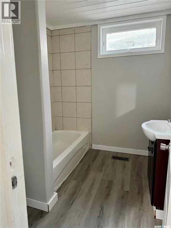 1945 Wallace Street, Regina, SK - Indoor Photo Showing Bathroom