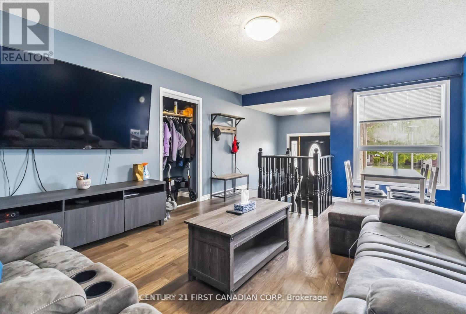 61 Tanner Drive, London East (East P), ON - Indoor Photo Showing Living Room