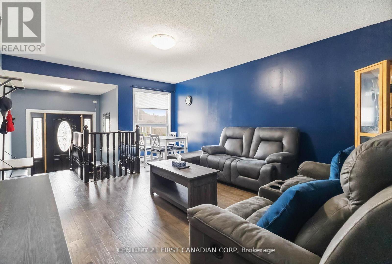 61 Tanner Drive, London East (East P), ON - Indoor Photo Showing Living Room