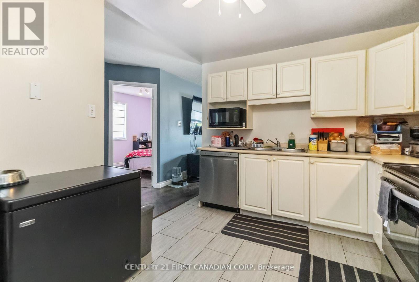 61 Tanner Drive, London East (East P), ON - Indoor Photo Showing Kitchen