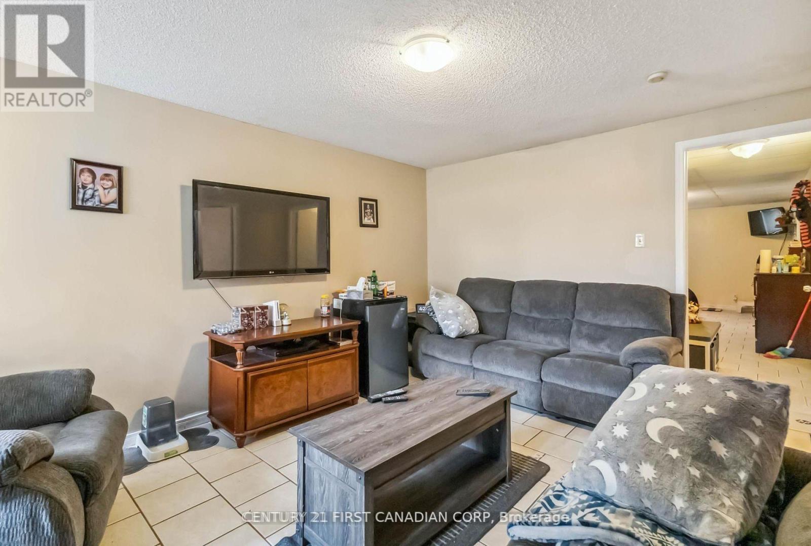 61 Tanner Drive, London East (East P), ON - Indoor Photo Showing Living Room