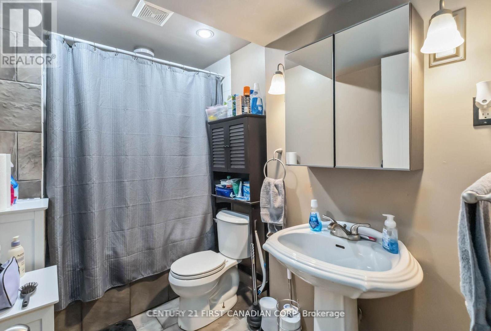 61 Tanner Drive, London East (East P), ON - Indoor Photo Showing Bathroom