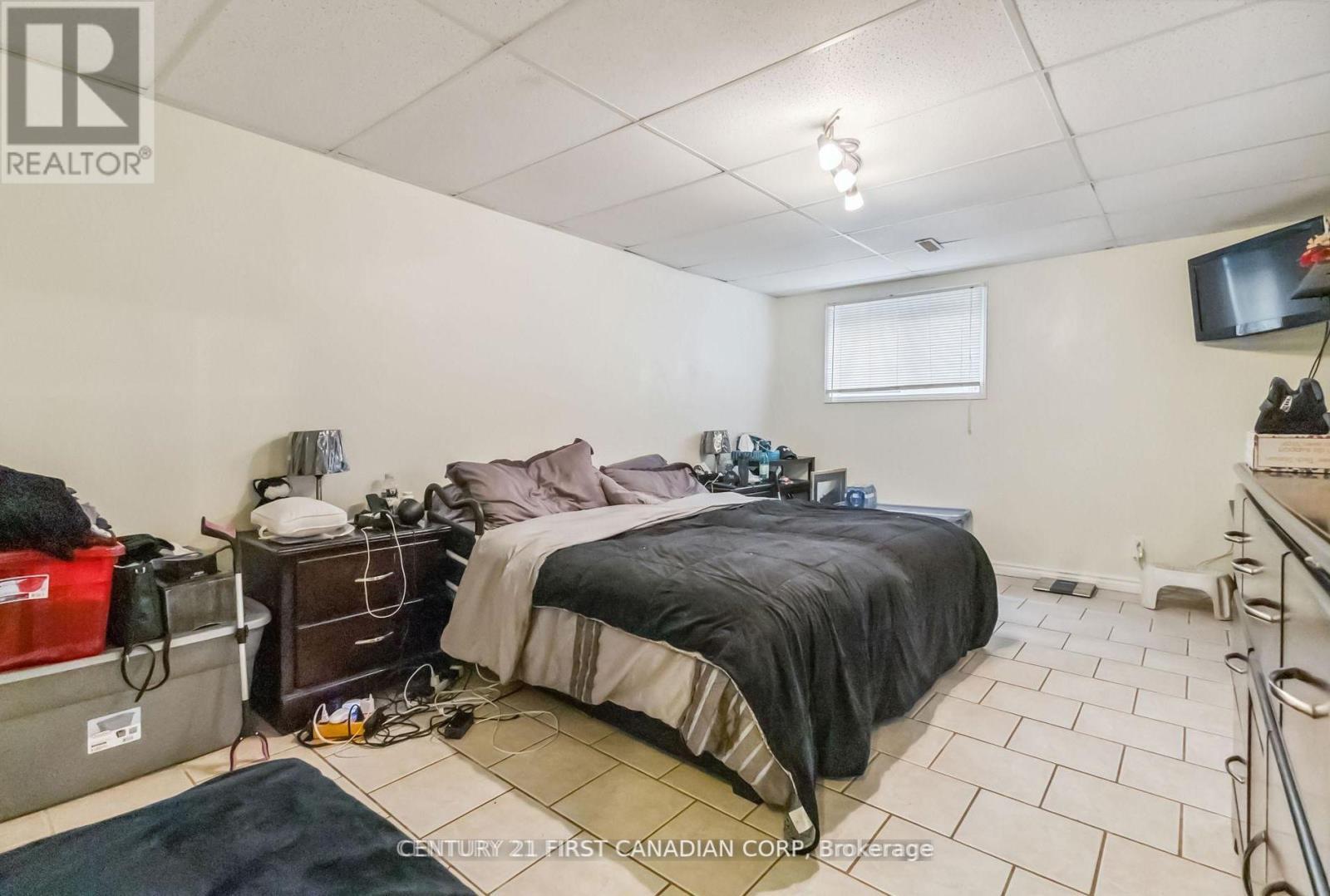 61 Tanner Drive, London East (East P), ON - Indoor Photo Showing Bedroom