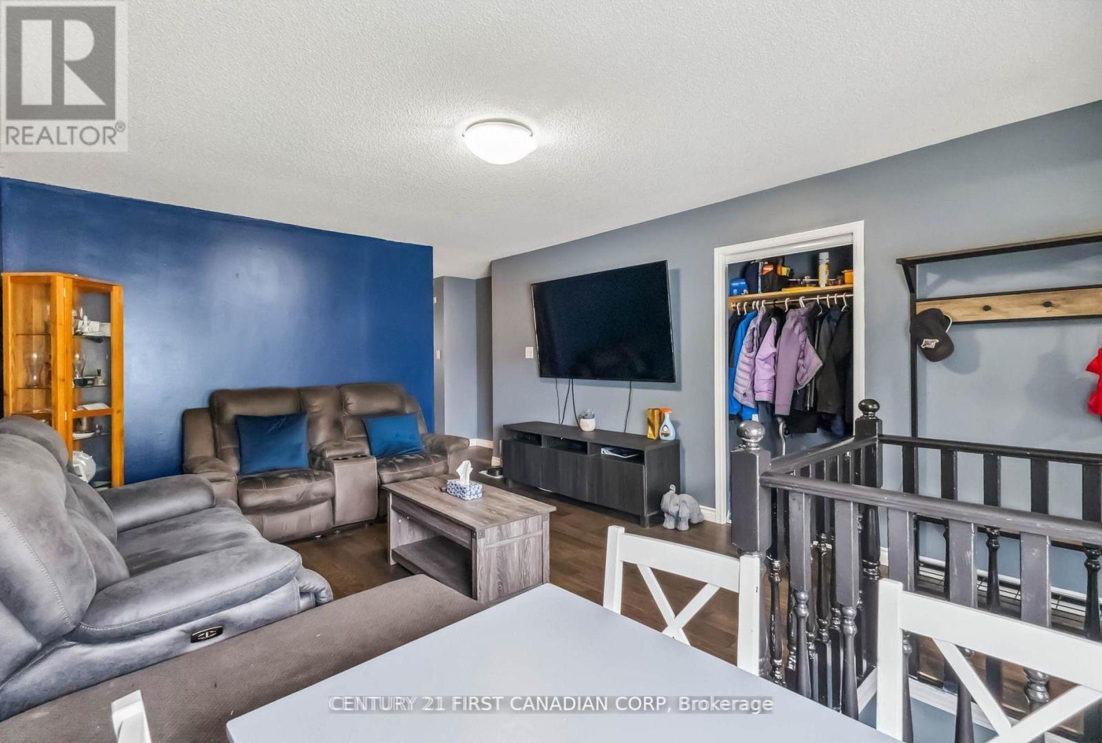 61 Tanner Drive, London East (East P), ON - Indoor Photo Showing Living Room